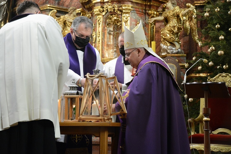 Opole. Przekazanie Światła Betlejemskiego