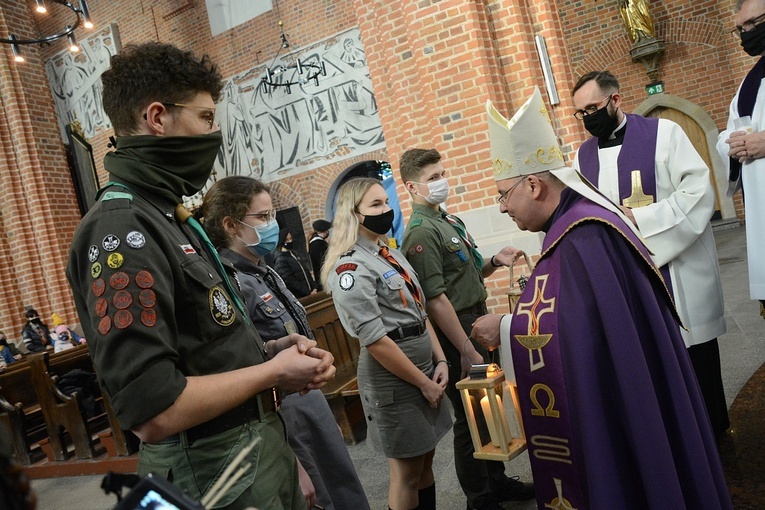 Opole. Przekazanie Światła Betlejemskiego