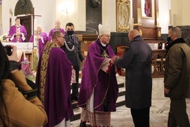 Bp Piotr Turzyński i ks. Gabriel Marciniak wręczali przedstawicielom służb opłatki i świece wigilijne.