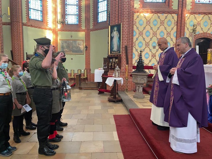 Betlejemskie Światło Pokoju w Żarach