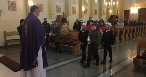Ogień z Betlejem dotarł fo parafii św. Barbary w Głownie.