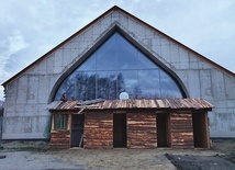 ▲	W Skierniewicach stanęła przed budowanym kościołem. Zamieszkają w niej żywe zwierzęta.