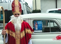 Parafian odwiedził święty, który zawiózł paczki potrzebującym dzieciom.