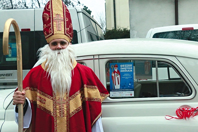 Parafian odwiedził święty, który zawiózł paczki potrzebującym dzieciom.