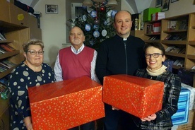 Przedstawiciele Duszpasterstwa Służby Zdrowia przygotowane paczki przynieśli do siedziby Ruchu Światło-Życie.