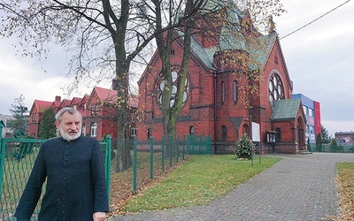 ▲	Neogotycki kościół na planie krzyża greckiego w 1935 roku. poświęcił kard. Adolf Bertram z Wrocławia. Na zdjęciu ks. proboszcz Stanisław Michalik MSF. 