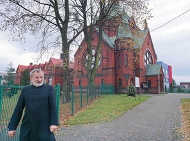 ▲	Neogotycki kościół na planie krzyża greckiego w 1935 roku. poświęcił kard. Adolf Bertram z Wrocławia. Na zdjęciu ks. proboszcz Stanisław Michalik MSF. 