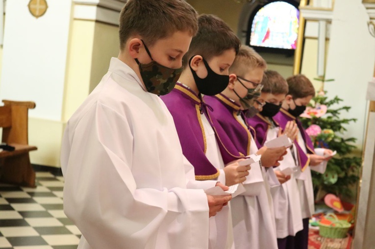 Ministranci i lektor w Żabnie