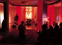 ▼	Klimat francuskiej wioski  w raciborskiej kaplicy.