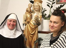 ►	Siostra Miriam Pałasz i Paulina Gref przy odnowionym zabytku.