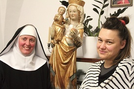 ►	Siostra Miriam Pałasz i Paulina Gref przy odnowionym zabytku.
