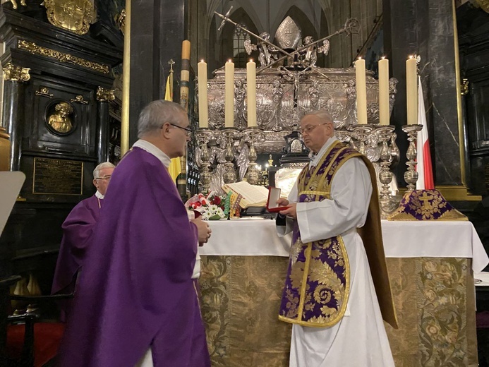 Przekazanie relikwii św. Stanisława przy Ołtarzu Ojczyzny.