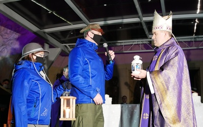 Biskup Zbigniew Zieliński otrzymał od harcerzy Betlejemskie Światło Pokoju.
