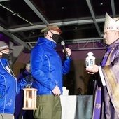 Biskup Zbigniew Zieliński otrzymał od harcerzy Betlejemskie Światło Pokoju.