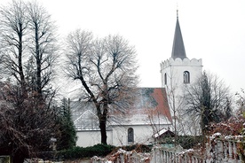 Kościół jeszcze przed rozpoczęciem wymiany pokrycia dachowego.