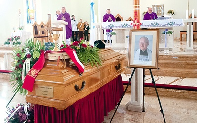 ▲	Uroczystościom pogrzebowym przewodniczył bp Krzysztof Zadarko. 