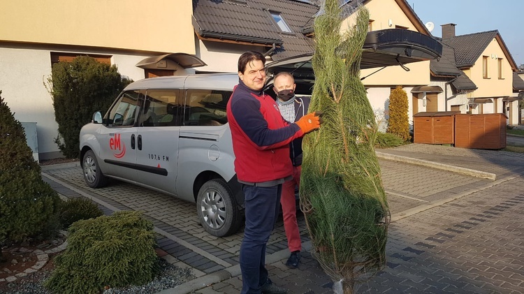 Rozdajemy choinki słuchaczom Radia eM