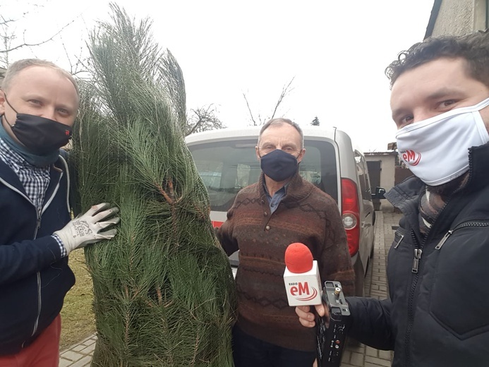 Rozdajemy choinki słuchaczom Radia eM