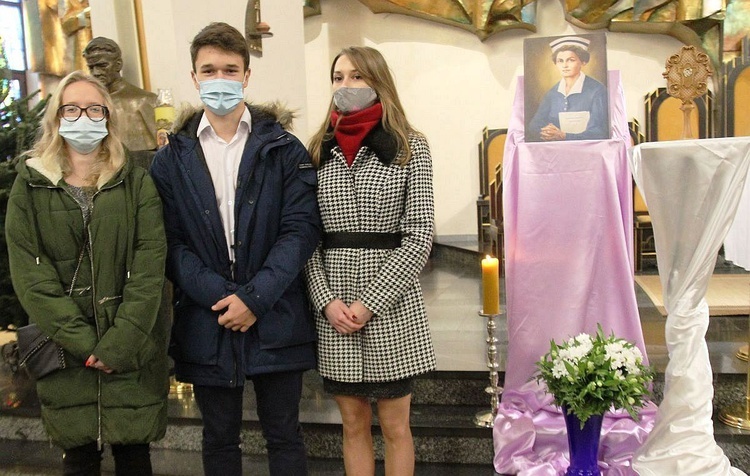 Martyna Mietła, Jakub Wizner i Elżbieta Cembala wnieśli relikwie bł. Hanny Chrzanowskiej do kościoła NMP Królowej Polski.