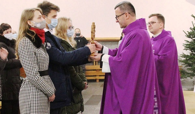 Licealiści przekazali duszpasterzom salwatoriańskim do intronizacji relikwie bł. Hanny Chrzanowskiej - patronki chorych, służb medycznych i... ich szkoły.