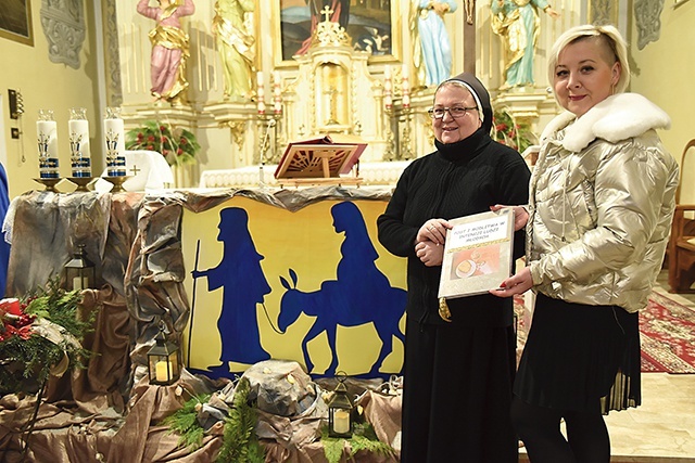 Siostra Grzegorza i pani Elżbieta w drodze do uszewskiego Betlejem z księgą duchowych darów.