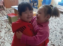 Radość dzieci korzystających z pomocy ośrodka rehabilitacyjnego w Atyrau w Kazachstanie.