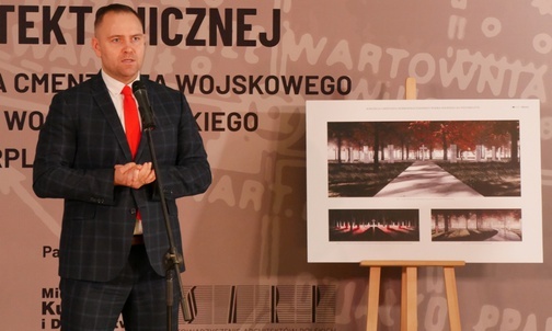 - Bardzo ważne było dla nas także, aby w całej koncepcji cmentarza obok placu apelowego i miejsca pochówku wkomponować oraz wyeksponować Wartownię nr 5 i Willę Oficerską - relikty Wojskowej Składnicy Tranzytowej, które mają przemawiać do zwiedzającego - dodał K. Nawrocki.