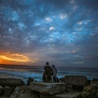 Ludzie oglądają zachód słońca na plaży w mieście Gaza.
13.12.2020 Palestyna