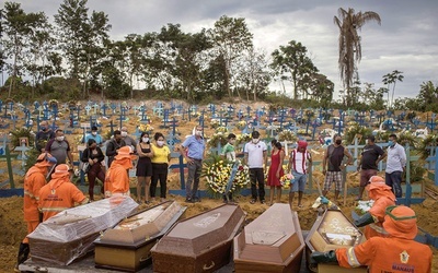 Symbolem przegranej walki z koronawirusem pozostanie Brazylia, gdzie odnotowano największą liczbę zarażonych wirusem SARS-CoV-2 i zmarłych na COVID-19. Ofiary pandemii często grzebano podczas zbiorowych pogrzebów, w obecności jedynie najbliższych krewnych. Na zdjęciu: pogrzeb na cmentarzu covidowym w Manaus.