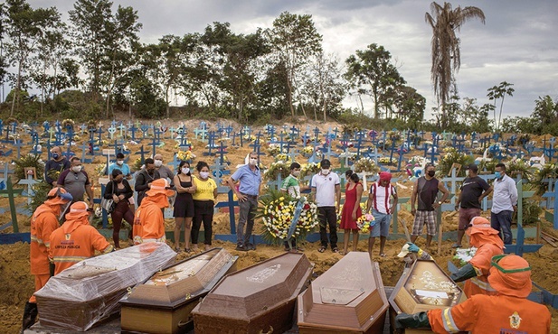 Symbolem przegranej walki z koronawirusem pozostanie Brazylia, gdzie odnotowano największą liczbę zarażonych wirusem SARS-CoV-2 i zmarłych na COVID-19. Ofiary pandemii często grzebano podczas zbiorowych pogrzebów, w obecności jedynie najbliższych krewnych. Na zdjęciu: pogrzeb na cmentarzu covidowym w Manaus.