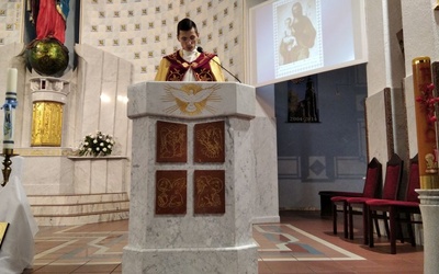 Ks. Piotr w czasie prezentacji osoby św. Józefa na pierwszym nabożeństwie poświęconych temu świętemu w parafii.