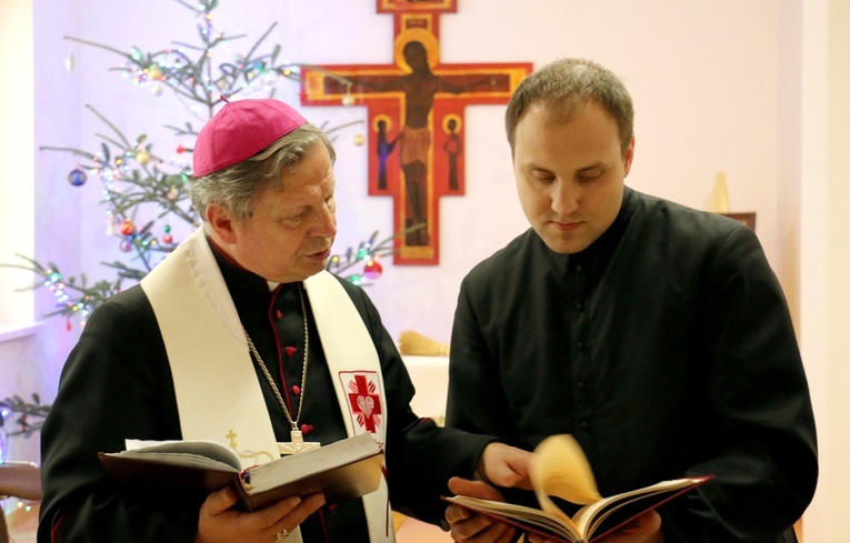 Ks. kan. Tomasz Herc jest osobistym sekretarzem bp. Henryka Tomasika.