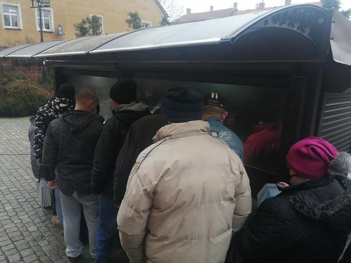 Świąteczne paczki od Caritas diecezji świdnickiej