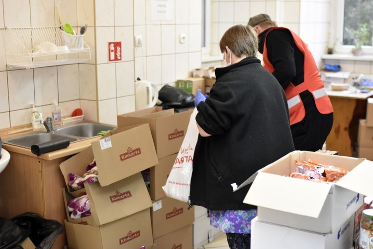 Świąteczne paczki od Caritas diecezji świdnickiej