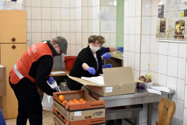 Świąteczne paczki od Caritas diecezji świdnickiej