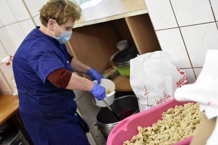 Świąteczne paczki od Caritas diecezji świdnickiej