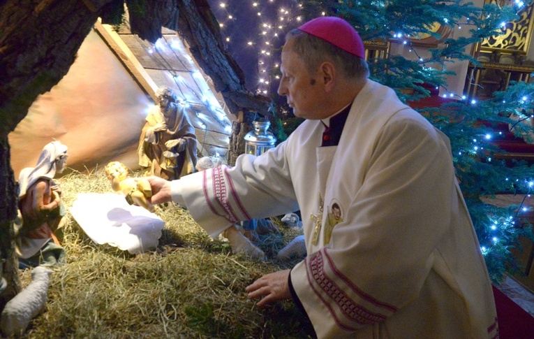 Pasterz Kościoła radomskiego życzy, by Chrystus, przychodzący na ziemię, obdarowywał swoją łaską, pokojem oraz potrzebnymi ludzkimi siłami.