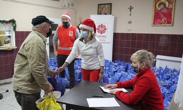 Wolontariusze Caritas wręczali paczki podopiecznym bielskiego "Brata Alberta".