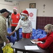 Wolontariusze Caritas wręczali paczki podopiecznym bielskiego "Brata Alberta".