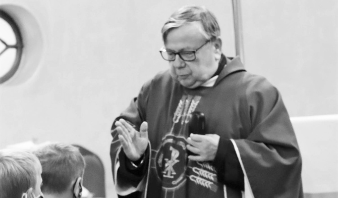 Ks. prał. Adam Drożdż błogosławi dzieci.