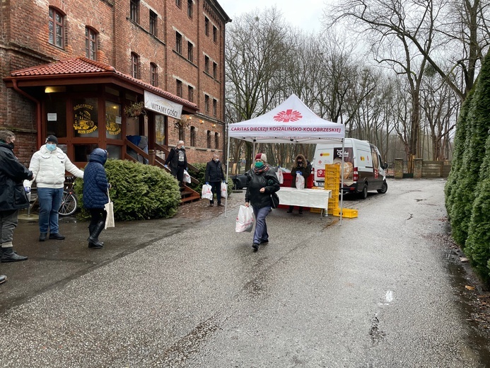 Świąteczne paczki Caritas 