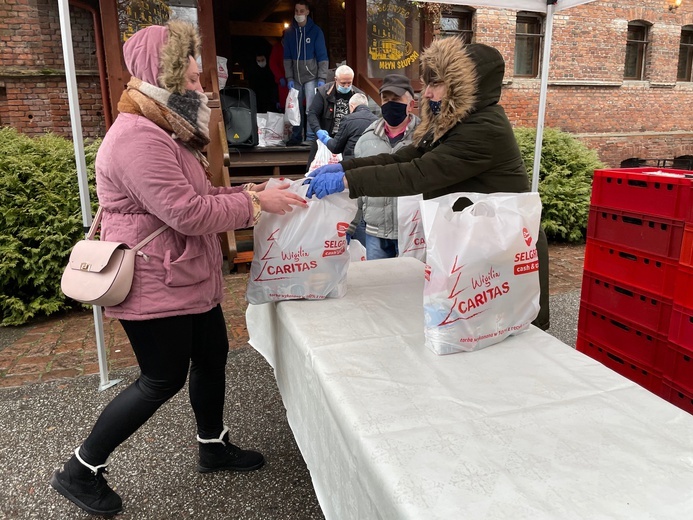 Świąteczne paczki Caritas 