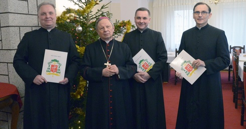 Podczas opłatkowego spotkania w seminarium nominacje od ordynariusza otrzymali (od lewej): ks. Robert Kowalski, ks. Grzegorz Tęcza i ks. Paweł Gogacz.
