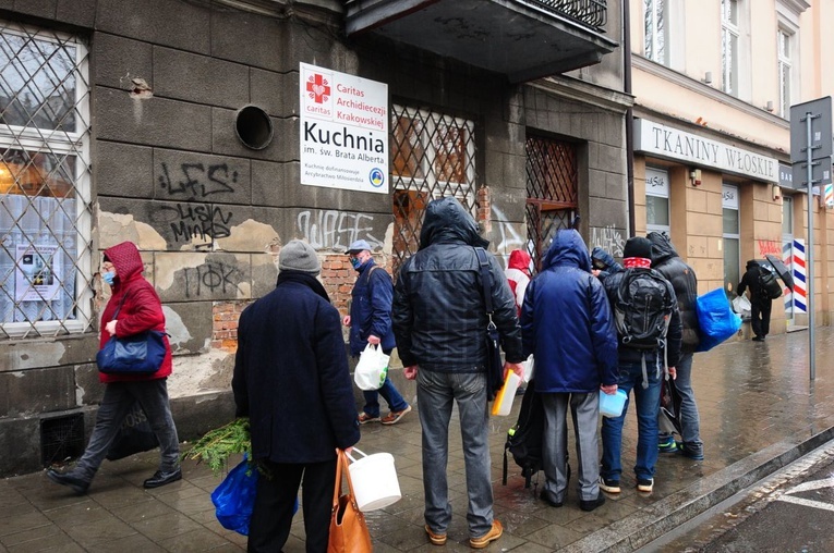 Gorący posiłek na wynos i paczki dla najuboższych