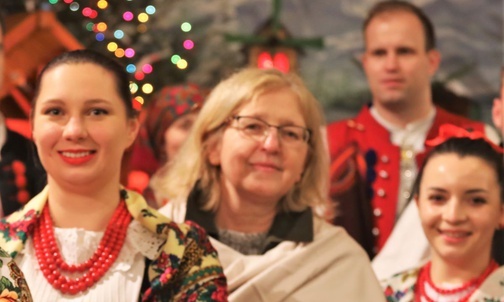 Kierownik zespołu Klimczok Małgorzata Hołdys (druga z lewej) podkreśla, jak ważne jest to wspólne kolędowanie.