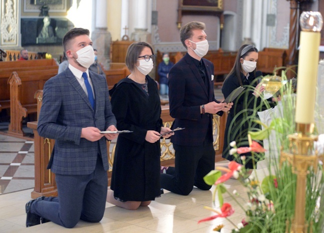 2020.04.22 - Zamiast tradycyjnej pielgrzymki na Jasną Górę zawierzenie maturzystów odbyło się w radomskiej katedrze.