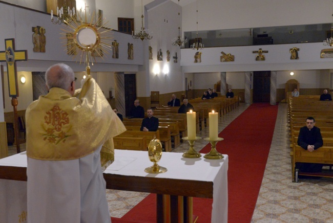 2020.03.15 - Wieczorna modlitwa księży w seminarium o ustanie pandemii.