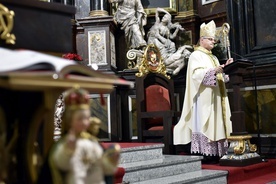 Bp Marek Mendyk w czasie homilii w Boże Narodzenie.