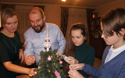 Ubieranie choinki i dekorowanie domu Kinga, Daniel, Zuzia i Jan Stankiewicz zostawiają na sam koniec.