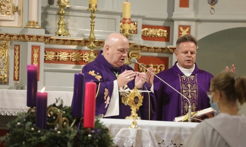 Przy ołtarzu w sanktuarium: bp Piotr Greger i kustosz ks. Sebastian Rucki